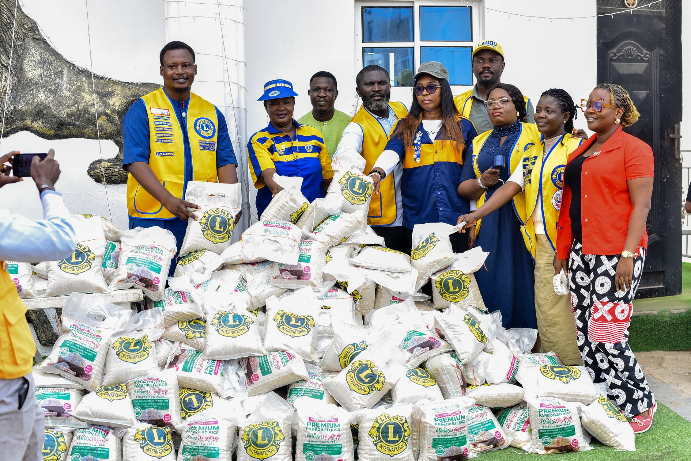 LAGOS METROPOLITAN LIONS CLUB DELIVERS MEGA HUNGER RELIEF AND MEDICAL OUTREACH TO 350 FAMILIES IN OWORONSOKI